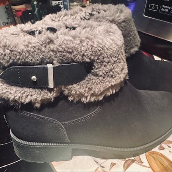 BRAND NEW NEVER USED UGG Fur Trim Boots (Booties) 9.5 US - Picture 13 of 13